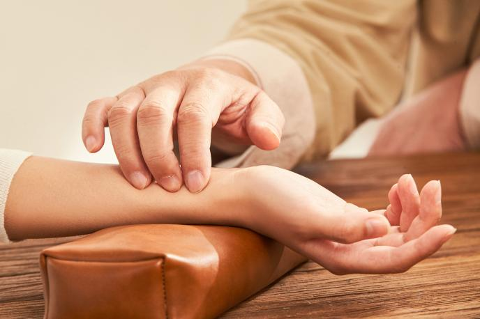 眼睛干涩总滴眼药水？了解中医“耳穴贴压”辅助疗法